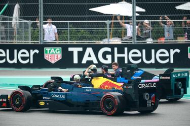 Durante el Gran Premio de Miami 2025, los 20 pilotos de Fórmula 1 desfilaron en réplicas a tamaño real de sus monoplazas, construidas con aproximadamente 400.000 piezas de LEGO cada una. Estas versiones eléctricas, con neumáticos Pirelli reales, alcanzaban hasta 20 km/h y fueron creadas en colaboración con LEGO. El desfile reemplazó al tradicional camión de presentación, ofreciendo una experiencia más creativa, que generó entusiasmo tanto en la pista como entre los espectadores. La iniciativa busca acercar el espectáculo de la F1 a los fans.