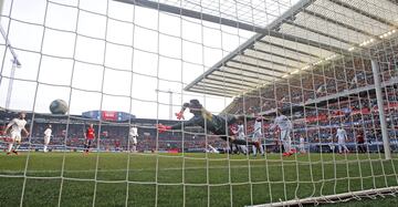 El jugador del Osasuna, Unai García, marca el 1-0 al Real Madrid.