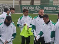 Goti, con el peto, entre sus nuevos compañeros.