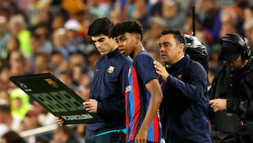 Xavi, con Lamine justo antes de su debut.