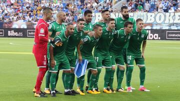 El once del Leganés posa en la Rosaleda antes de enfrentarse al Málaga.
