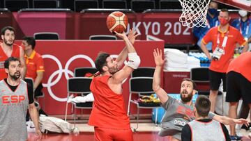 Spain's Rudy Fernandez (C) jumps to score during a basketball training session at the Saitama Super Arena in Saitama, Japan, on July 22, 2021, ahead of the Tokyo 2020 Olympic Games. (Photo by ARIS MESSINIS / AFP)