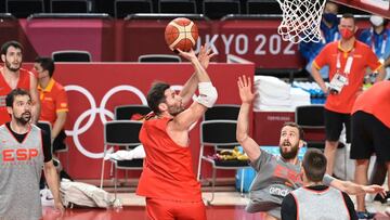 Spain&#039;s Rudy Fernandez (C) jumps to score during a basketball training session at the Saitama Super Arena in Saitama, Japan, on July 22, 2021, ahead of the Tokyo 2020 Olympic Games. (Photo by ARIS MESSINIS / AFP)
