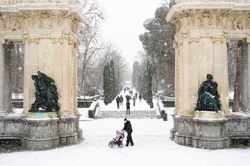 Durante todo el día ha caído una intensa nevada en Madrid que ha dejado estampas muy poco habituales en esta ciudad.