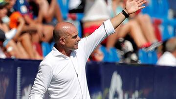 El entrenador del Levante, Paco López, durante el partido de la 5ª jornada de Liga de Primera División que están disputando esta mañana en el estadio Ciutat de València.