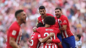 Soccer Football - LaLiga - Atletico Madrid v Real Sociedad - Metropolitano, Madrid, Spain - October 8, 2023 Atletico Madrid's Antoine Griezmann celebrates scoring their second goal with teammates REUTERS/Isabel Infantes