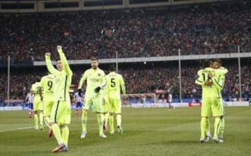 2-3. Neymar celebró el tercer tanto con sus compañeros.