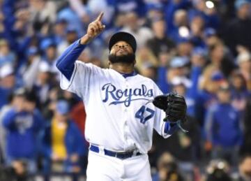 El pitcher titular de Kansas City Royals, Johnny Cueto, tremendamente cuestionado antes de la gran final, hizo el partido de su vida permitiendo sólo dos hits en todo el encuentro, la primera vez desde que lo lograra Greg Maddux en el segundo encuentro del Clásico de 1995.