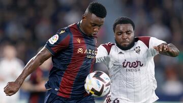 Boyomo pugna con Mohamed Bouldini, del Levante.