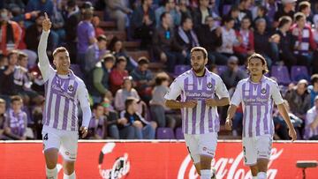 GRAF1444. VALLADOLID, 07/10/2018.- El centrocampista del Real Valladolid, Rubén Alcaraz (i), celebra el gol marcado ante el Huesca durante el partido perteneciente a la octava jornada de liga de Primera División disputado en el estadio Munic