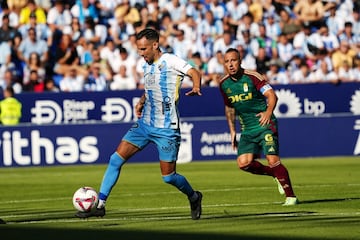 Manu Molina condice el balón perseguido por Cazorla.