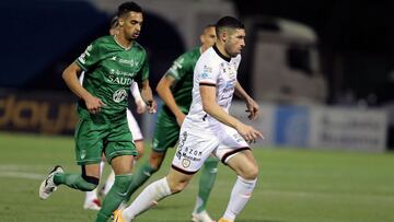 Riyadh (Saudi Arabia), 22/02/2021.- Al-Shabab&#039;s player Cristian Guanca (R) in action against Al-Ahli&#039;s Ali Al-Asmari (L) during the Saudi Professional League soccer match between Al-Shabab and Al-Ahli at Prince Khalid bin Sultan Stadium, in Riya