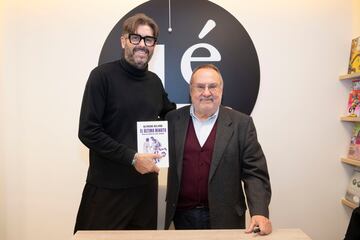 Vicente Jiménez, director de AS, posa junto al autor del libro.