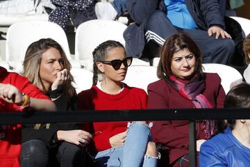 Gloria Camila Ortega, hija de Ortega Cano y Rocio Jurado en la grada. 