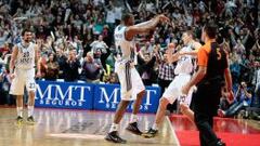 Slaughter empuja a Carroll, tras el &uacute;ltimo triple del escolta madridista.