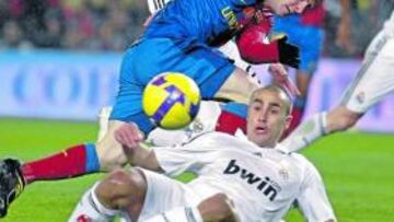 Cannavaro arrebata el balón a Messi