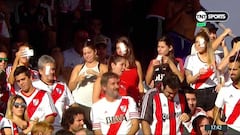Los hinchas de River se acordaron de Pablo Pérez en la previa