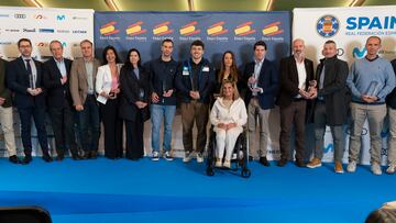 Foto de familia de la Gala de los Deportes de Nieve de ATUDEM y RFEDI y los Premios Nacionales de Nieve.