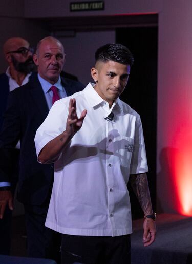 Thiago Almada se presentó ante los medios de comunicación que acudieron a la sala de prensa del Estadio Metropolitano.