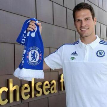 Asmir Begovi peleará con Courtois por defender el arco blue.