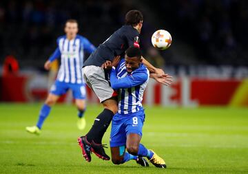 Mikel San José y Salomon Kalou.