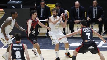 Sergio Llull, defendido por Alberto Aloc&eacute;n, en el Madrid-Zaragoza jugado en junio en la burbuja de Valencia.