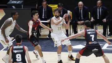 Sergio Llull, defendido por Alberto Alocén, en el Madrid-Zaragoza jugado en junio en la burbuja de Valencia.