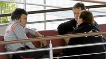 <b>EN SPA. </b>Alonso, en plena conversación con Gerhard Berger, de espaldas, y Chris Horner, dos de los principales responsables de Red Bull.
