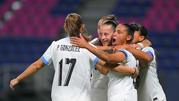 La selección de Uruguay celebra uno de los goles contra Ecuador.