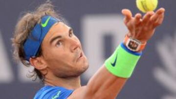 Rafael Nadal se dispone a sacar durante el partido ante Jiri Vesely.