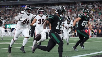 EAST RUTHERFORD, NEW JERSEY - OCTOBER 31: Malachi Corley #14 of the New York Jets drops the ball prior to entering the end zone during the second quarter against the Houston Texans at MetLife Stadium on October 31, 2024 in East Rutherford, New Jersey. Sarah Stier/Getty Images/AFP (Photo by Sarah Stier / GETTY IMAGES NORTH AMERICA / Getty Images via AFP)