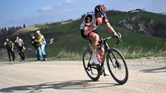 El ciclista esloveno del UAE Team Emirates Tadej Pogacar rueda durante un tramo de sterrato en la Strade Bianche 2022.