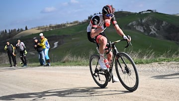 El ciclista esloveno del UAE Team Emirates Tadej Pogacar rueda durante un tramo de sterrato en la Strade Bianche 2022.