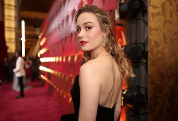 Brie Larson adoptó su nombre como dimituvio de su nombre real Brie de Brianne, y Larson lo cogió al ver su árbol genealógico descubrió este apellido de su bisabuela materna, originaria de Suecia, y le gustó su sonoridad por lo que lo adoptó para su nombre artístico.