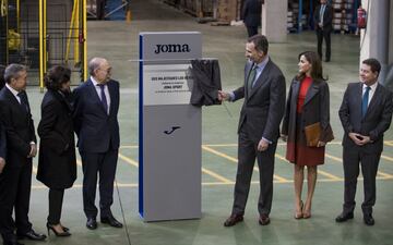 Los Reyes Felipe VI y Letizia visitaron la sede de la compañía Joma Sport en la localidad toledana de Portillo. La ministra de Defensa María Dolores de Cospedal y el presidente de Castilla-La Mancha Emiliano García-Page acompañaron a los monarcas.