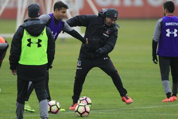 Futbol, Entrenamiento de Colo Colo. El entrenador de Colo Colo Pablo Guede juega el balÃ³n durante el entrenamiento en el Estadio Monumental.