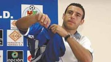 <b>DE ESTRENO. </b>Matellán se enfundó ayer por primera vez la camiseta azulona.