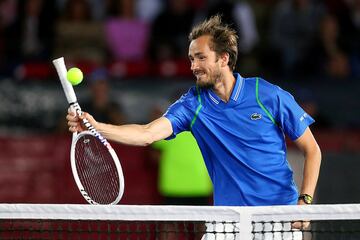 La Monumental Plaza de Toros México, de Ciudad de México, acogió un torneo de exhibición de tenis entre dos de las mejores raquetas del mundo: los rusos Danil Médvedev (en la imagen) y Andrey Rublev, quinto y séptimo del ranking ATP, respectivamente. El triunfo fue para Rublev, quien se impuso a su compatriota por 6-4, 2-6 y 7-4.