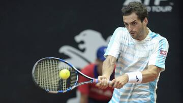 El tenista español Albert Ramos Viñolas en acción ante el uruguayo Pablo Cuevas.
