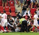 Seguidores del Sevilla caen tras ceder una de las vallas en Ipurúa