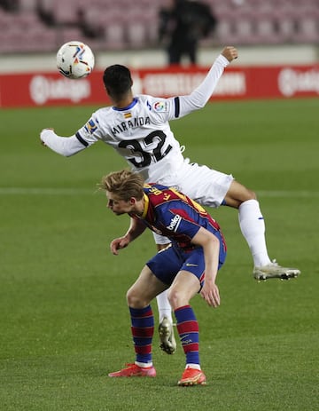 Josete Miranda y Frenkie De Jong.