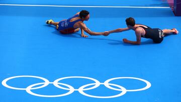 Bonita foto de Javier Gómez Noya (plata) y Alistair Brownlee (oro) felicitándose tras cruzar la línea de meta en la prueba de triatlón de los Juegos Olímpicos de Londres 2012.