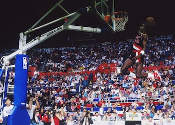 <b>- Años en la NBA:</b> 1983-1998 <br> <b>- Equipos:</b> Portland Trail Blazers y Houston Rockets. <b>- Medias de su carrera:</b> 20,4 puntos, 6,1 rebotes, 5,6 asistencias. <br> <b>- Mejor temporada:</b> (1988-89) 27,2 puntos, 7,9 rebotes, 5,8 asistencias. <br> <b>- Méritos:</b> Una vez campeón, 10 veces all star, una vez en el Mejor Quinteto. <br> <br> Jugó 15 años en la NBA y siempre estuvo en playoffs. Un físico privilegiado que supo evolucionar para ser un jugador de élite, perdió dos Finales con los Blazers pero acabó siendo campeón, por fin, en los Rockets de 1995, con 32 años y al lado de Hakeem Olajuwon. La leyenda de The Glide sería mayor si no hubiera coincidido en el tiempo con Michael Jordan.