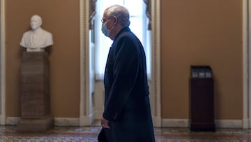 El l&iacute;der de la minor&iacute;a del Senado, Mitch McConnell, R-Ky., Llega al Capitolio en Washington, el jueves 4 de marzo de 2021. 