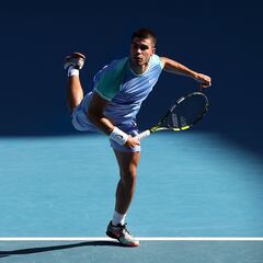 Alcaraz alza el vuelo con un triunfo en público ante Popyrin