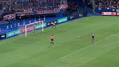 Pudo ser el villano, pero terminó celebrando: un chileno es campeón en una final dramática