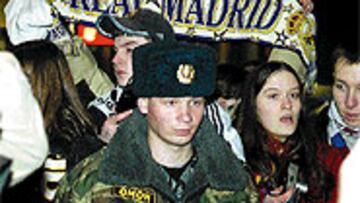 <b>LOS MADRIDISTAS LEVANTAN PASIONES EN RUSIA</B>. El Real Madrid fue recibido a lo grande en el aeropuerto Sheremedievo de Moscú.