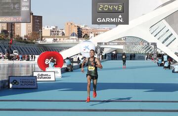 Elhassan Elabbassi (2.04:43) quedó en segundo lugar en la categoría masculina. 