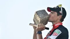 Belgium&#039;s Greg Van Avermaet kisses his trophy as he celebrates on the podium after winning the 115th edition of the Paris-Roubaix one-day classic cycling race, between Compiegne and Roubaix, on April 9, 2017 in Roubaix, northern France. / AFP PHOTO / PHILIPPE LOPEZ