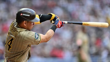 MEX997. CIUDAD DE MÉXICO (MÉXICO), 25/04/2026.- Freddy Fermín de San Diego Padres batea este sábado, durante un juego del MLB World Tour México City Series 2026 entre Arizona Diamantes y San Diego Padres, en el estadio Alfredo Harp Helú, en Ciudad de México (México). EFE/Enrique Gutiérrez